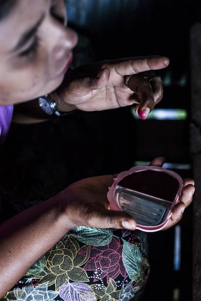 Sandar se pinta los labios antes de salir hacia el centro de detención de Mae Sot a visitar a su marido, detenido hace poco por posesión de drogas. Es la tercera vez que lo detienen. Las dos primeras fueron por consumo de drogas, pero en esta ocasión la policía le encontró varias pastillas de yaba. También conocido como "la droga de la locura", el yaba es una combinación de metanfetamina y otros estimulantes muy popular en el sudeste de Asia. Ahora que su marido está encerrado, Sandar tiene que encontrar un trabajo para alimentar a sus dos hijos. "Cuando está fuera, no quiere que trabaje", explica. Mientras su marido está detenido, ella trabaja como limpiadora o vendiendo verdura en la calle, pero no gana lo suficiente ni recibe ayuda del Gobierno tailandés. "¿Quién va a ayudarnos?", se lamenta. "No tenemos documentos". ONU Mujeres calcula que las mujeres que trabajan en la economía sumergida en Tailandia verán reducidos sus ingresos en un 80% debido a la crisis de la covid-19.