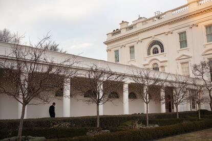 Barack Obama pasea por el ala oeste de la Casa Blanca, el 8 de enero de 2011.