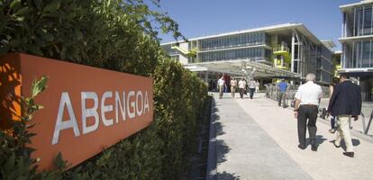 Empleados de Abengoa, salen y acceden a la sede central de la empresa ubicada en Palmas Altas, Sevilla.