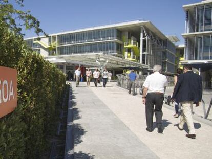 Empleados de Abengoa, salen y acceden a la sede central de la empresa ubicada en Palmas Altas, Sevilla.