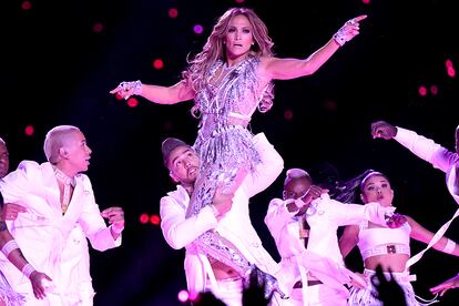 Jennifer Lopez (50 años)

Pese a quedarse finalmente fuera de la lucha por el Oscar, la neoyorquina ha celebrado su medio siglo de vida presumiendo de ser la mayor estrella latina viva. Así lo ratificó con el –alabadísimo– espectáculo del intermedio de la Super Bowl, con el éxito de su papel en Estafadoras de Wall Street o con su vuelta a la pasarela de Versace con el mítico Jungle dress.