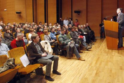 Presentación de Sortu en Bilbao, con Iñigo Uruin en el atril. A la izquierda, en primera fila, Rufi Etxeberria.