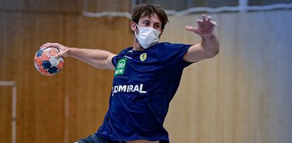 Un jugador del Rhein-Neckar Löwen luce una mascarilla durante un entrenamiento.