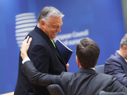 Orbán saluda al primer ministro holandés, Mark Rutte, en la cumbre celebrada en Bruselas el 30 de junio.