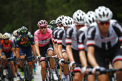 Tom Dumoulin, con la maglia rosa, en el centro del pelot&oacute;n.