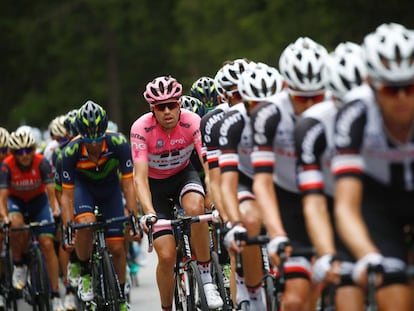 Tom Dumoulin, con la maglia rosa, en el centro del pelot&oacute;n.