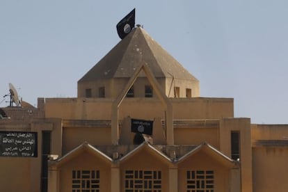 Tras destruir varias cruces, el frente Al Nusra ha colocado una bandera yihadista sobre la iglesia de los M&aacute;rtires en Raqqa, Siria.