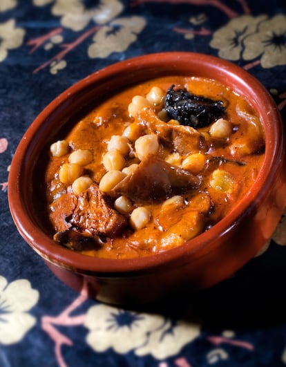 Los callos madrileños de Mada Madariaga están elaborados con choriyaka y hongo oreja de arce deshidratado. Es una de las recetas de su libro '¡Olé vegan!' (Libros Cúpula), que recoge grandes platos de la gastronomía española en formato vegano. 