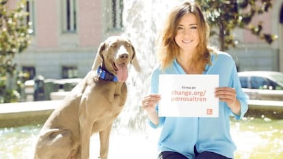 La periodista Sandra Barneda fent publicitat de la campanya.