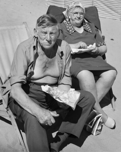 Pareja comiendo pescado y patatas, 1975-1977. Copia al bromuro y gelatina de plata.