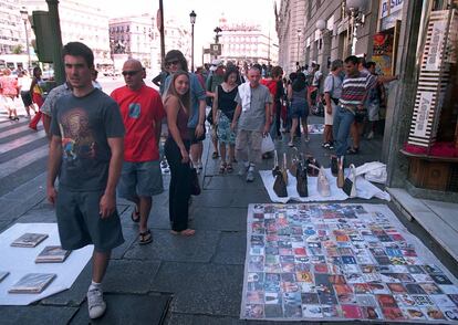 Manteros inmigrantes y vendedores ambulantes ilegales, vendiendo todo tipo de mercancías en la Puerta del Sol en 1003.