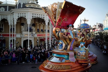 La carroza con Mickey y otros personajes clásicos de Disney abren el desfile especial del 25º aniversario.
