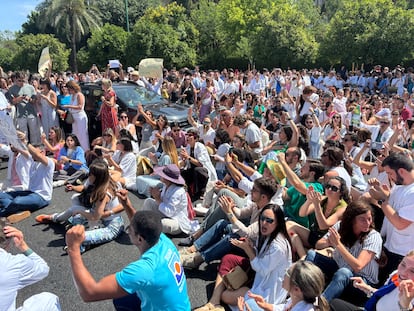 Médicos protestan sentados a las puertas del Hospital Virgen del Rocío de Sevilla, este viernes.