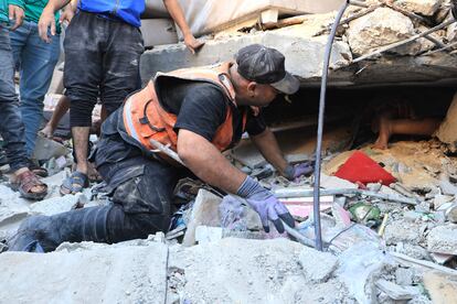 Personal de rescate y voluntarios buscaban supervivientes entre los escombros de un edificio bombardeado por Israel, este sábado en Jan Yunis, en la Franja. 