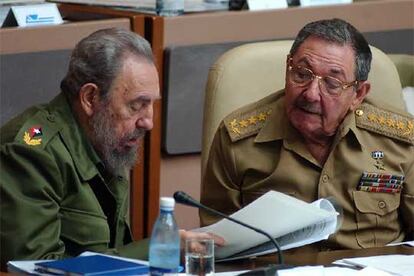 Fidel y su hermano menor, Ral Castro, conversan en la Asamblea cubana. Ral ha asumido las principales responsabilidades de Gobierno y comandancia durante la convalecencia