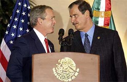 El anfitrión de la cumbre, el presidente mexicano, Vicente Fox, y su homólogo estadounidense, George W. Bush, antes de la reunión mantenida ayer.