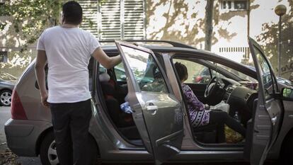 Un familia de ciudadanos pakistanis residentes en Badalona duerme en su coche desde hace dos noches tras tener que abandonar el piso que tenian alquilado con un contrato irregular. 