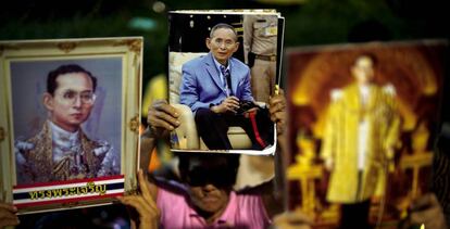 Seguidores de Bhumibol frente a las puertas del hospital donde residía el monarca.