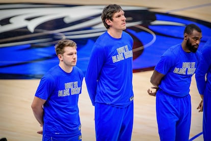 Doncic, Marjanovic y Hardaway escuchan el himno antes del Dallas-Atlanta de este miércoles.