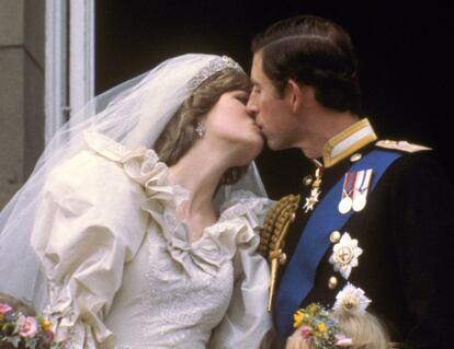 29 de julio de 1981. El príncipe Carlos y la princesa Diana se besan, en el balcón del Buckingham Palace, tras su boda.