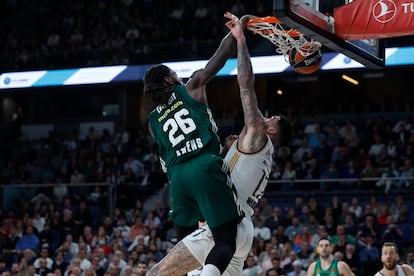 Mathias Lessort (i) hace un mate ante Vincent Poirier durante el encuentro de esta noche.