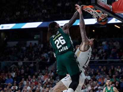 Mathias Lessort (i) hace un mate ante Vincent Poirier durante el encuentro de esta noche.