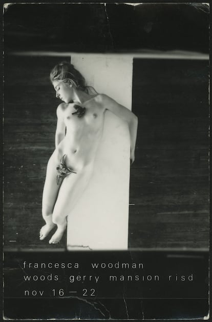 Autorretrato de Francesca Woodman (1978) para una postal.