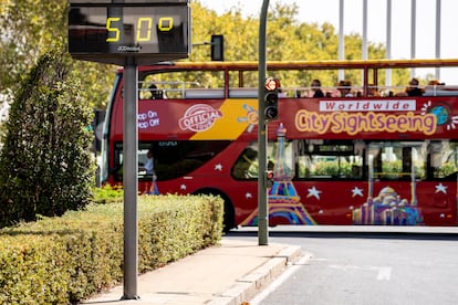 Un termómetro marca 50 grados en la Plaza Duquesa de Alba, este viernes en Sevilla.