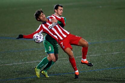 Joao Félix intenta controlar ante Rulo.