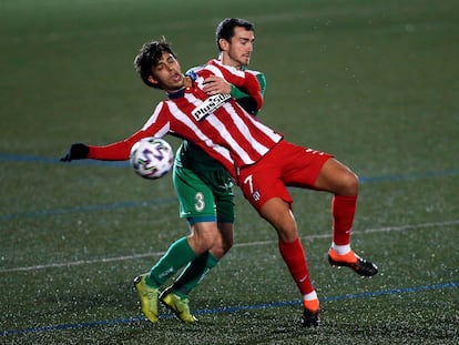 Joao Félix intenta controlar ante Rulo.