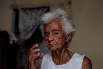 Aida Guerreros Blanco tiene 92 años y se las arregla con 120 pesos mensuales (cuatro euros). Vive en el centro de Bayamo,ciudad de unos 250.000 habitantes y capital del departamento homónimo. Desde la puerta de su casa aborda a turistas perdidos con la esperanza de que le dan algo de dinero después de conversar con ellos.