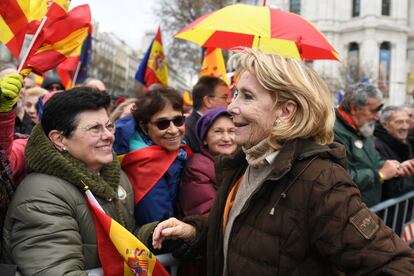 La expresidenta de la Comunidad de Madrid, Esperanza Aguirre, durante una manifestación para pedir la dimisión de Pedro Sánchez en la Plaza de Cibeles, el 9 de marzo de 2024, en Madrid