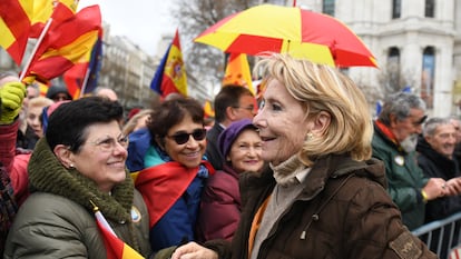 La expresidenta de la Comunidad de Madrid, Esperanza Aguirre, durante una manifestación para pedir la dimisión de Pedro Sánchez en la Plaza de Cibeles, el 9 de marzo de 2024, en Madrid
