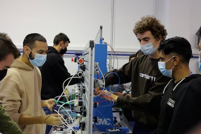 Varios estudiantes realizan prácticas en un centro de Formación Profesional de Zaragoza.