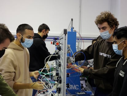 Varios estudiantes realizan prácticas en un centro de Formación Profesional de Zaragoza.