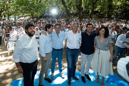 Desde la izquierda, López Miras, Fernández Mañueco, Núñez Feijóo, Alfonso Rueda, Moreno Bonilla y Díaz Ayuso, este sábado al terminar el acto del PP en Cotobade (Pontevedra).