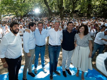 Desde la izquierda, López Miras, Fernández Mañueco, Núñez Feijóo, Alfonso Rueda, Moreno Bonilla y Díaz Ayuso, este sábado al terminar el acto del PP en Cotobade (Pontevedra).