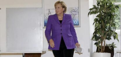 La canciller alemana, Angela Merkel, momentos antes de depositar su voto.