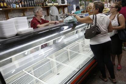 Varios clientes compran en un supermercado en Caracas en septiembre de 2014.