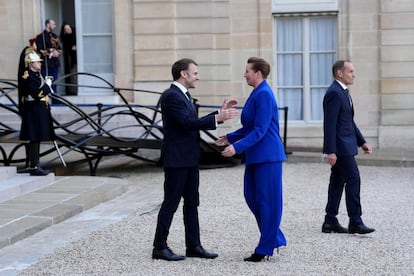 El presidente francés, Emmanuel Macron, a la izquierda, saluda a la primera ministra de Dinamarca, Mette Frederiksen,  en el Palacio del Elíseo en París.