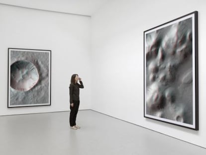 Imágenes de Marte retocadas por Thomas Ruff, en la galería de David Zwirner Gallery, en Nueva York.