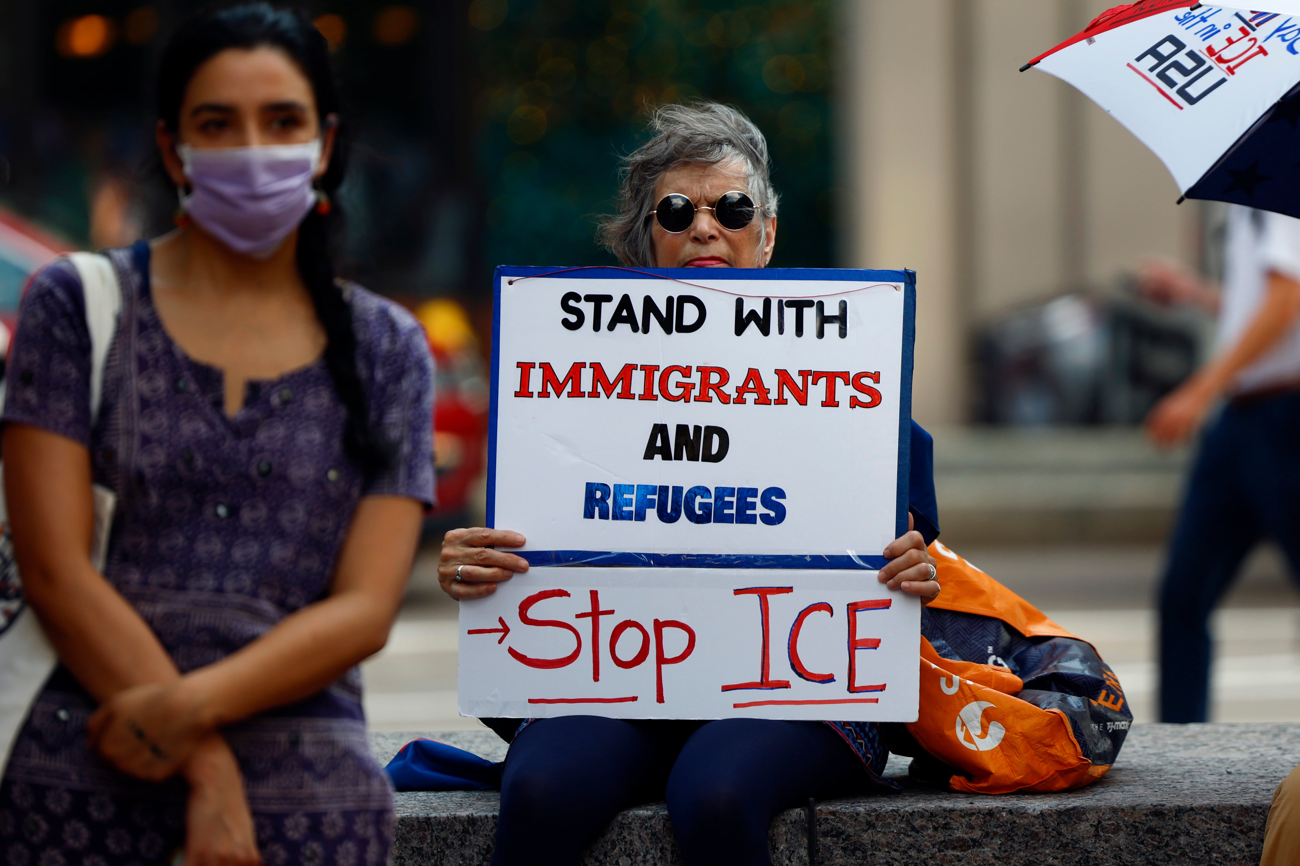 Una jueza frena el intento del Gobierno de Trump de cancelar el TPS de hondureños y nicaragüenses: “Su presencia no es un delito”
