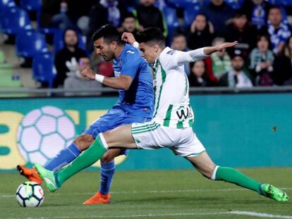 Bartra intenta taponar el tiro de Ángel, del Getafe. 