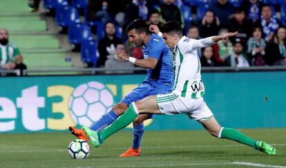 Bartra intenta taponar el tiro de Ángel, del Getafe. 