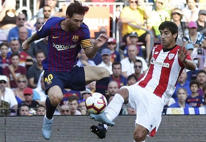 Lionel Messi (izquierda) pelea por el balón con Mikel San José, del Athletic de Bilbao.

