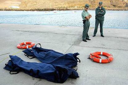 Los cadáveres de los dos inmigrantes muertos al naufragar una patera cuando intentaban llegar a Fuerteventura.