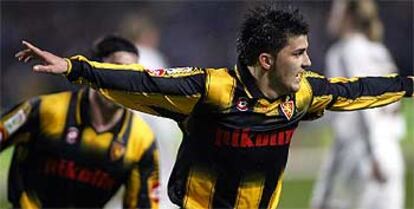 Villa celebra su gol de penalti al Madrid en la final de Montjuïc.