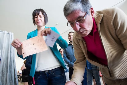 La candidata del BNG a la presidencia de la Xunta, Ana Pontón, ejerce su derecho al voto en las elecciones generales, en Santiago de Compostela.