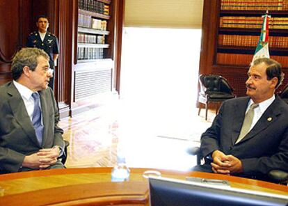 César Alierta (izquierda), durante su reunión con el presidente de México, Vicente Fox.