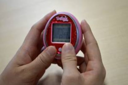 Fotografía facilitada por Bandai del Tamagotchi, el popular juguete con forma de huevo que tuvo gran éxito en la década de los 90, que vuelve casi 20 años después a Europa estas Navidades, con el lanzamiento de un nuevo modelo que incluye mensajería instantánea.